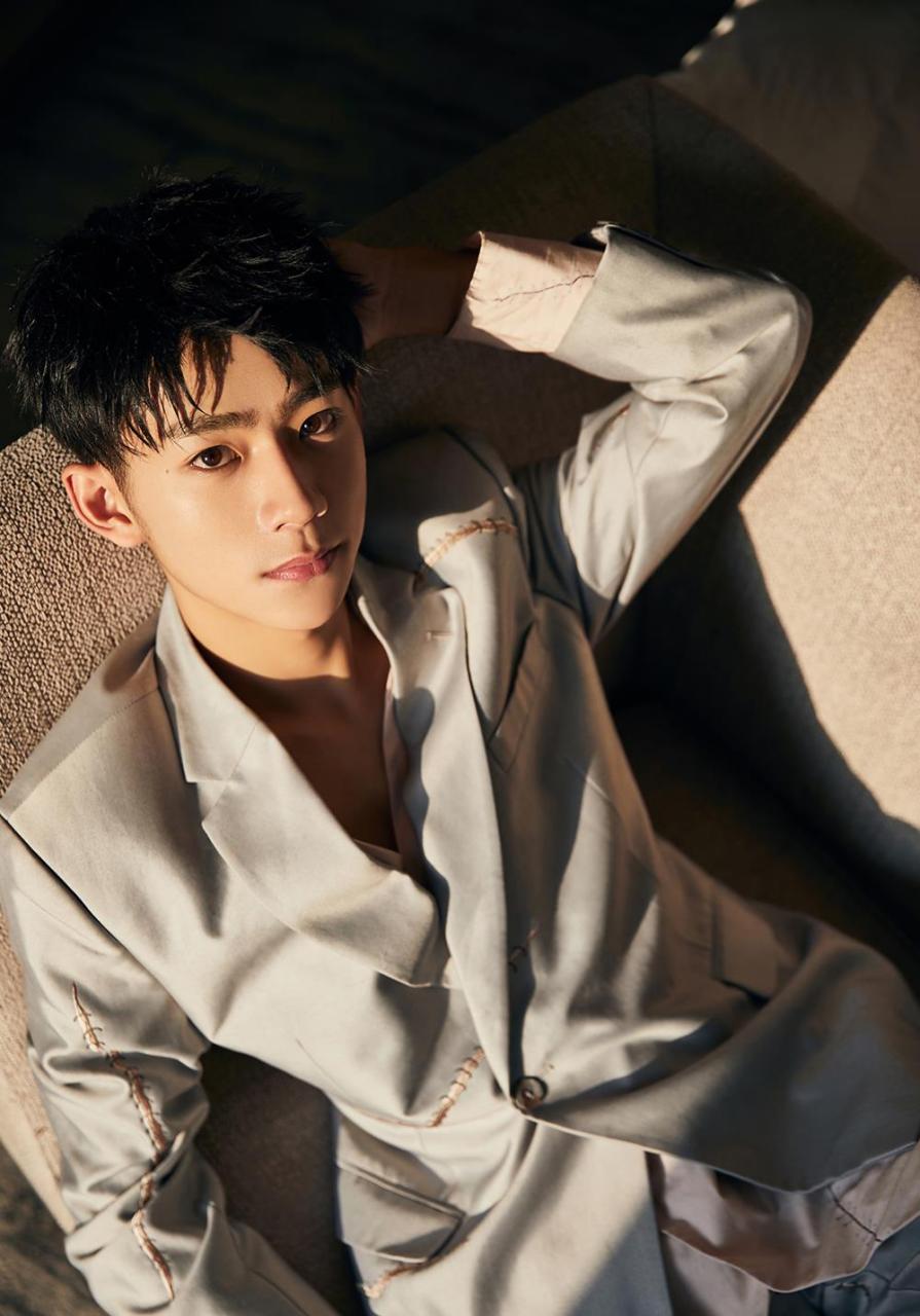 00后演员刘家祎最新写真曝光 清爽少年时尚表现力十足