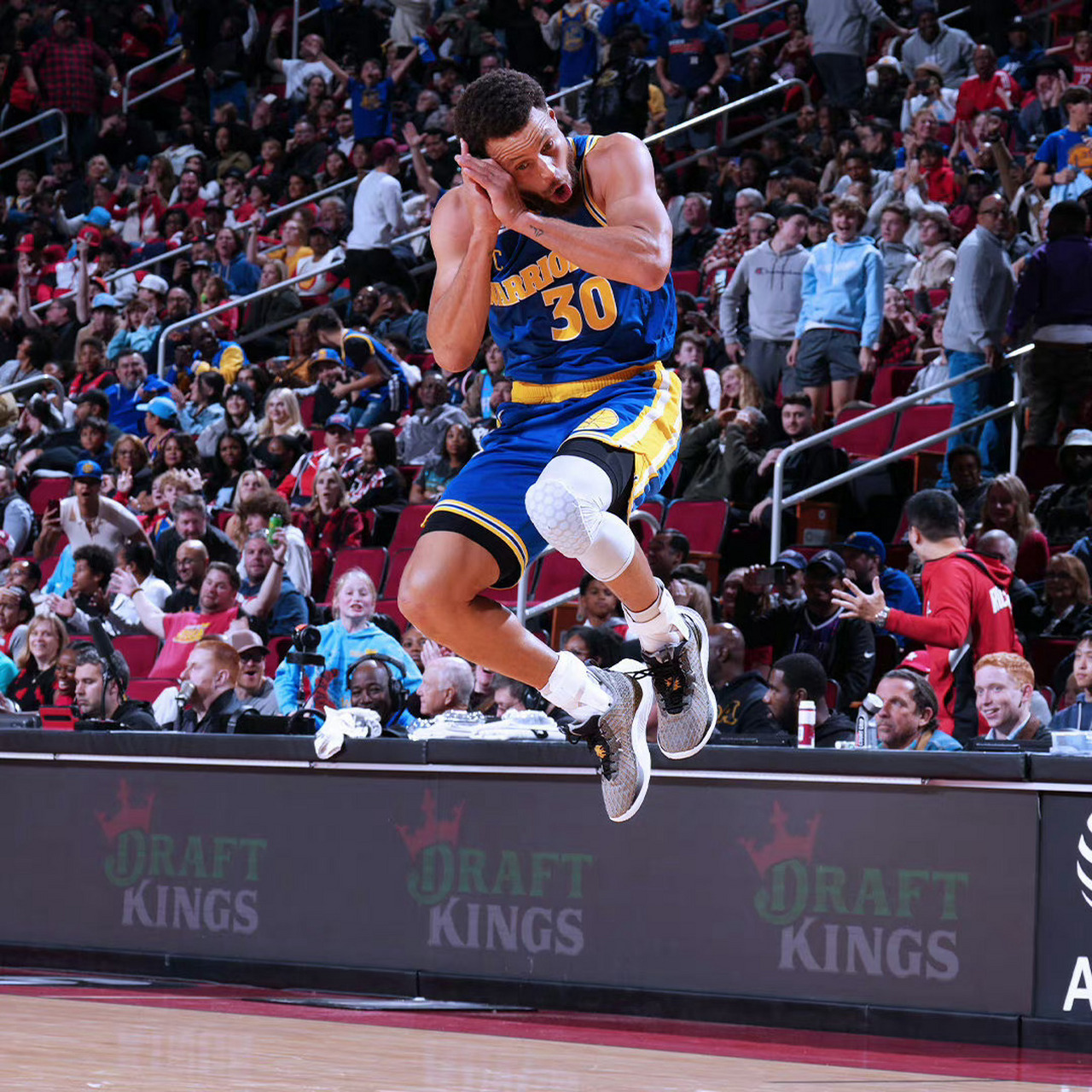 库里这张"night, night"庆祝动作被提名为nba球迷年度最爱照片!