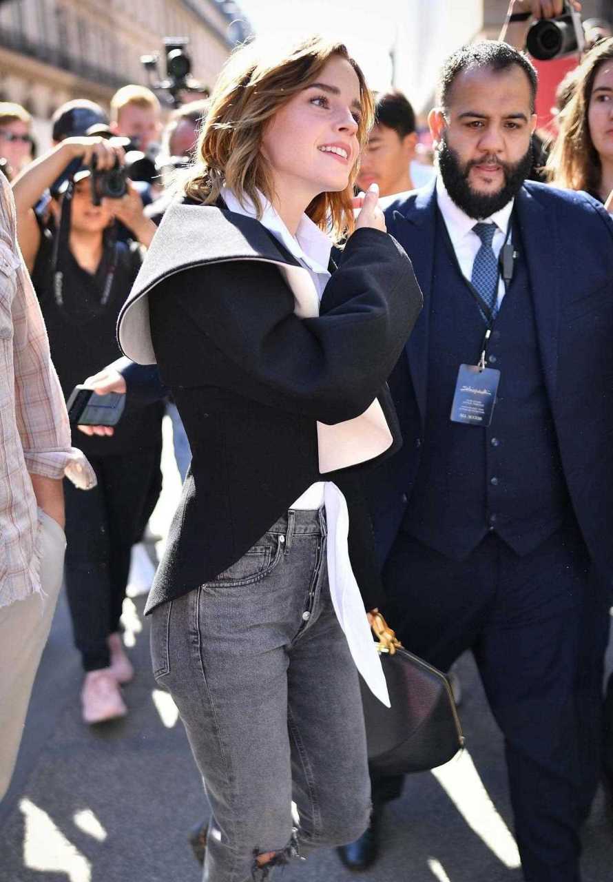 久未露面的艾玛·沃特森出席高订时装周,在众多盛装出席的名人中,以一