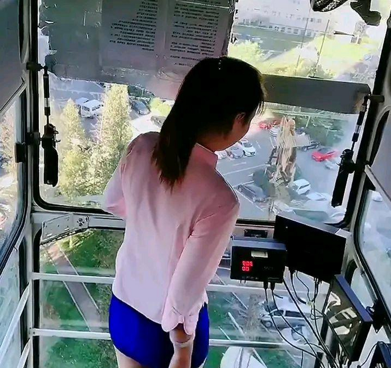 女塔吊驾驶员上厕所的问题怎么解决?