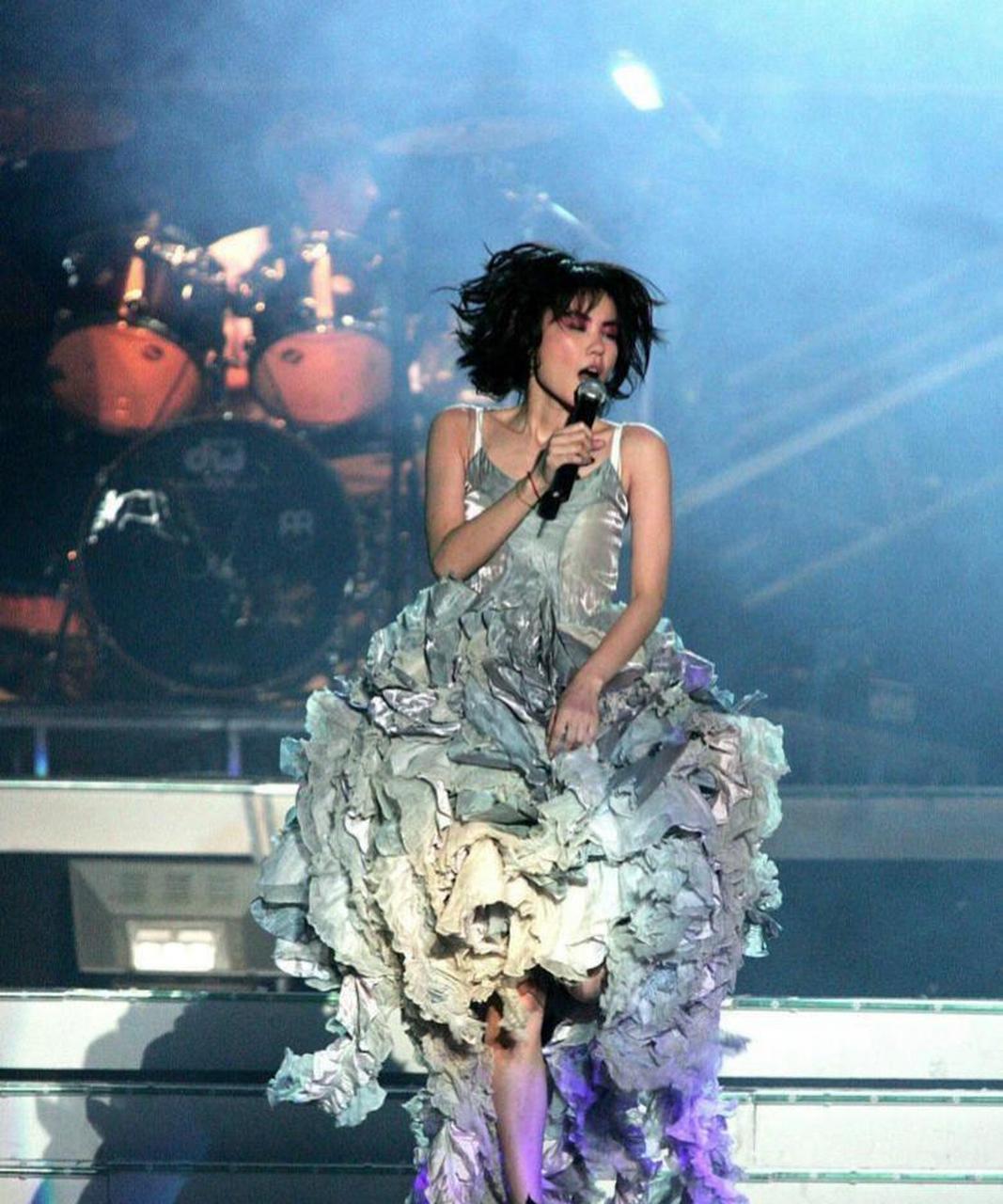 网友:王菲好爱花的造型太美太性感了