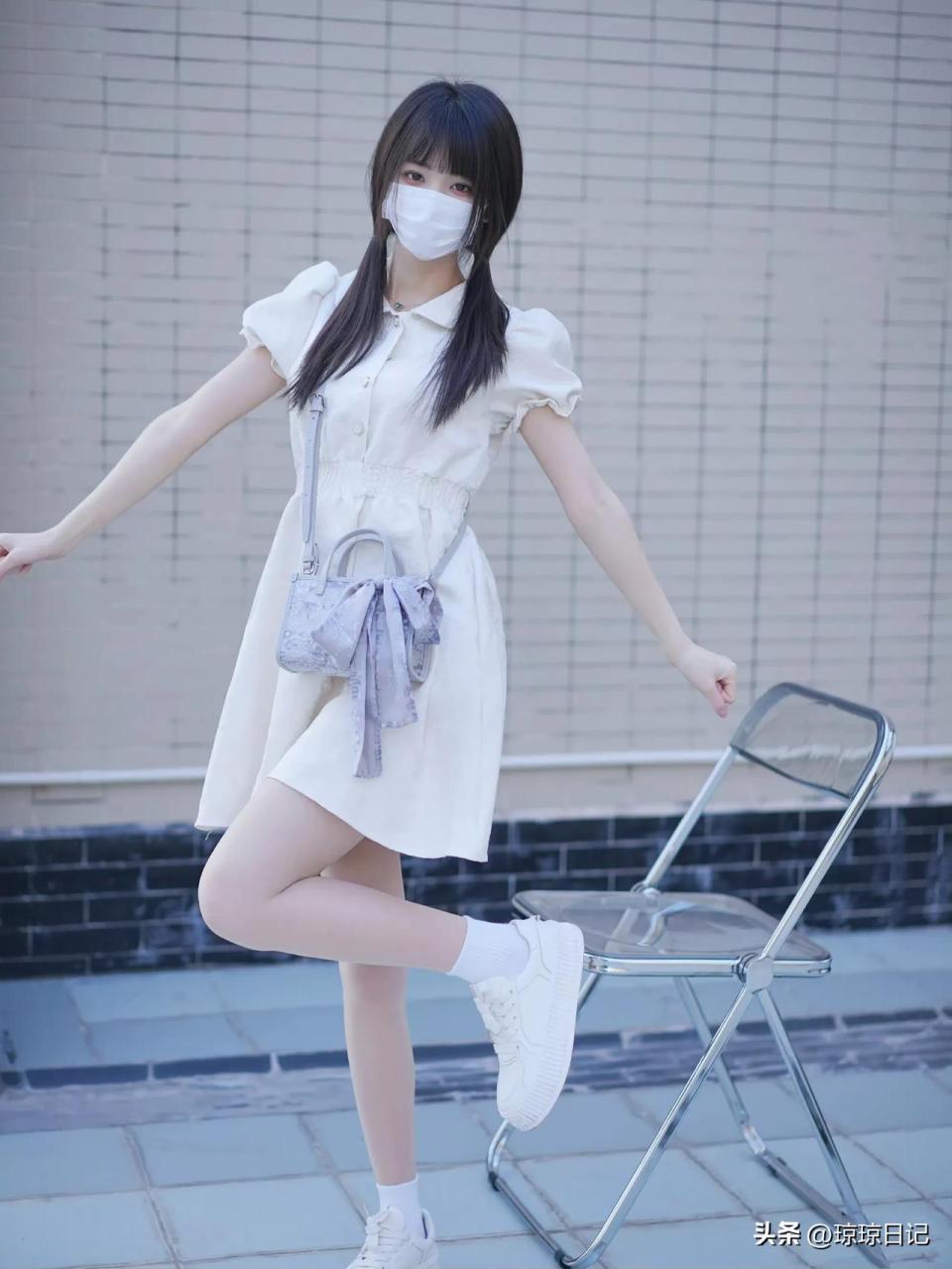 你的小可爱已上线,青春无限双马尾女孩,米白色连衣裙搭配小白鞋