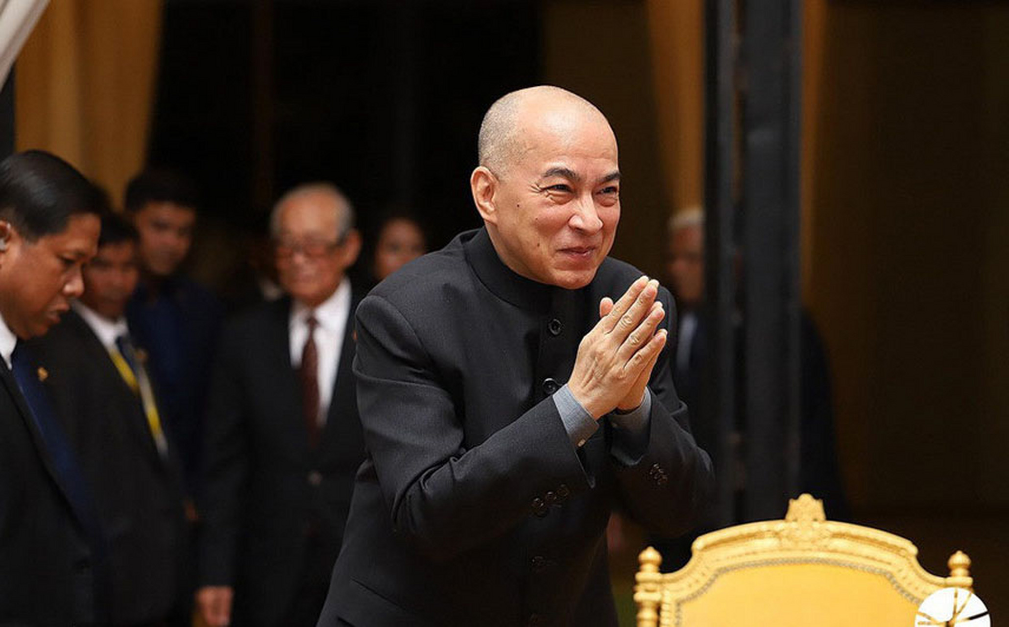 西哈莫尼国王这些年越来越老了,51岁加冕为柬埔寨国王时,还是一个白净