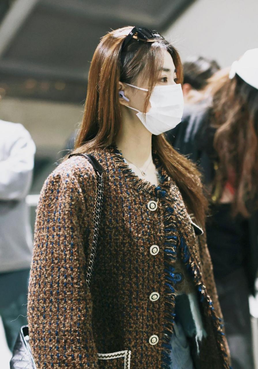 徐璐机场街拍,小香风外套隐隐露出小蛮腰