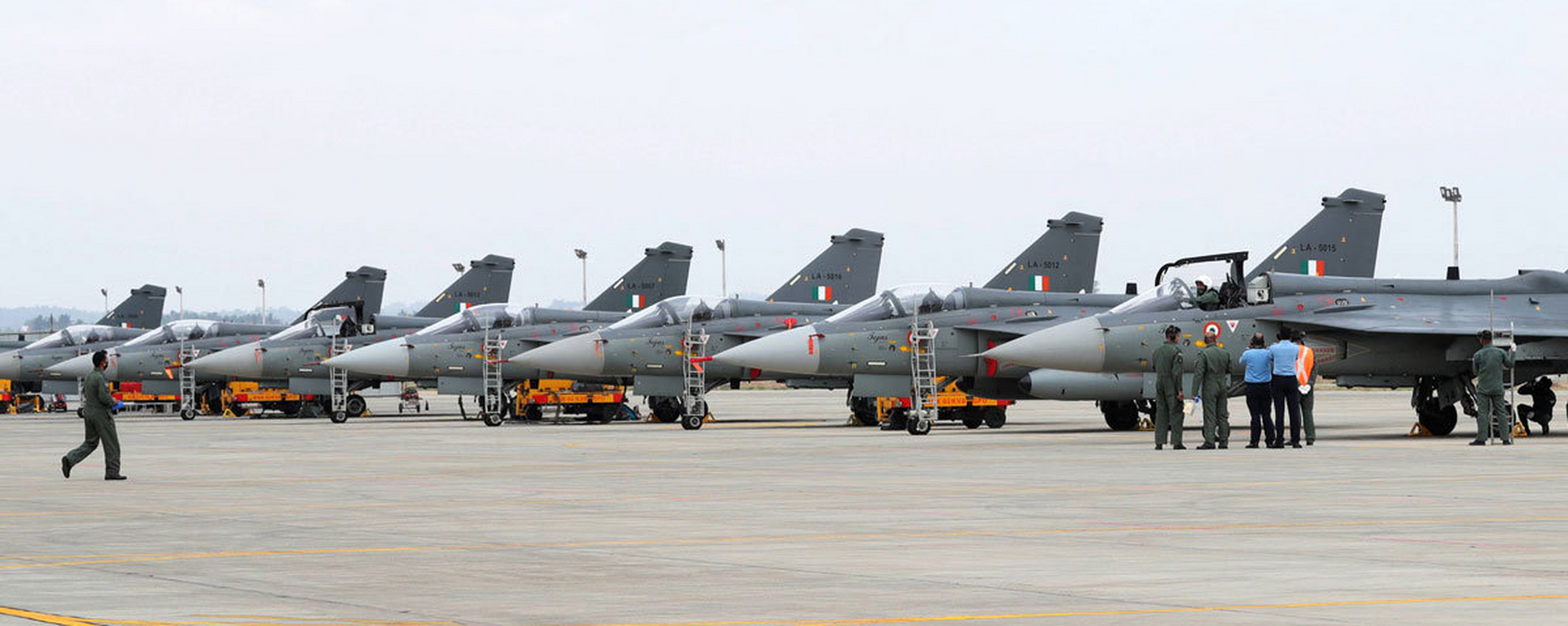 印度空军lca光辉战斗机,目前印度空军一共装备32架lca光辉战斗机,隶属