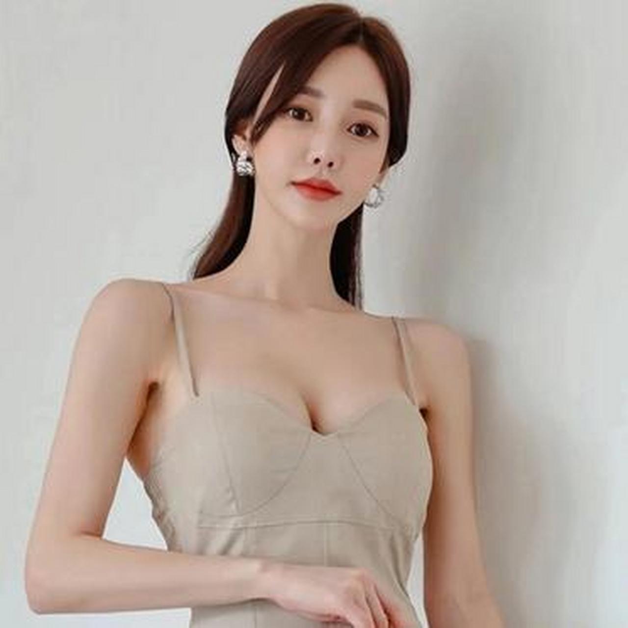 宅男女神张允珠又晒私服照,穿杏色吊带裙吸睛抢镜还很性感,藏不住好