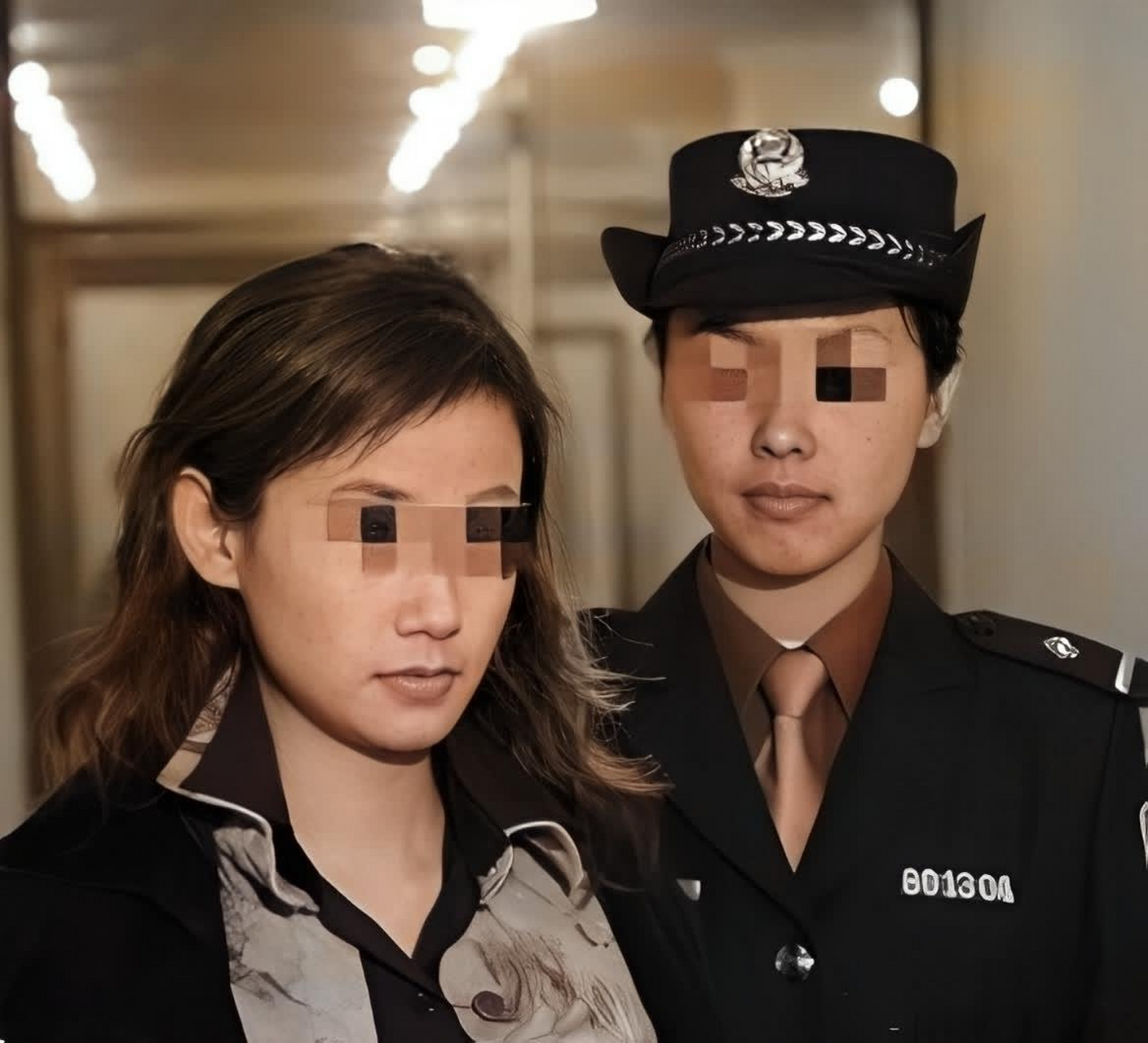 在一次扫黄行动中被抓获的几名年轻女孩在接受警察询问时流下了悔恨的