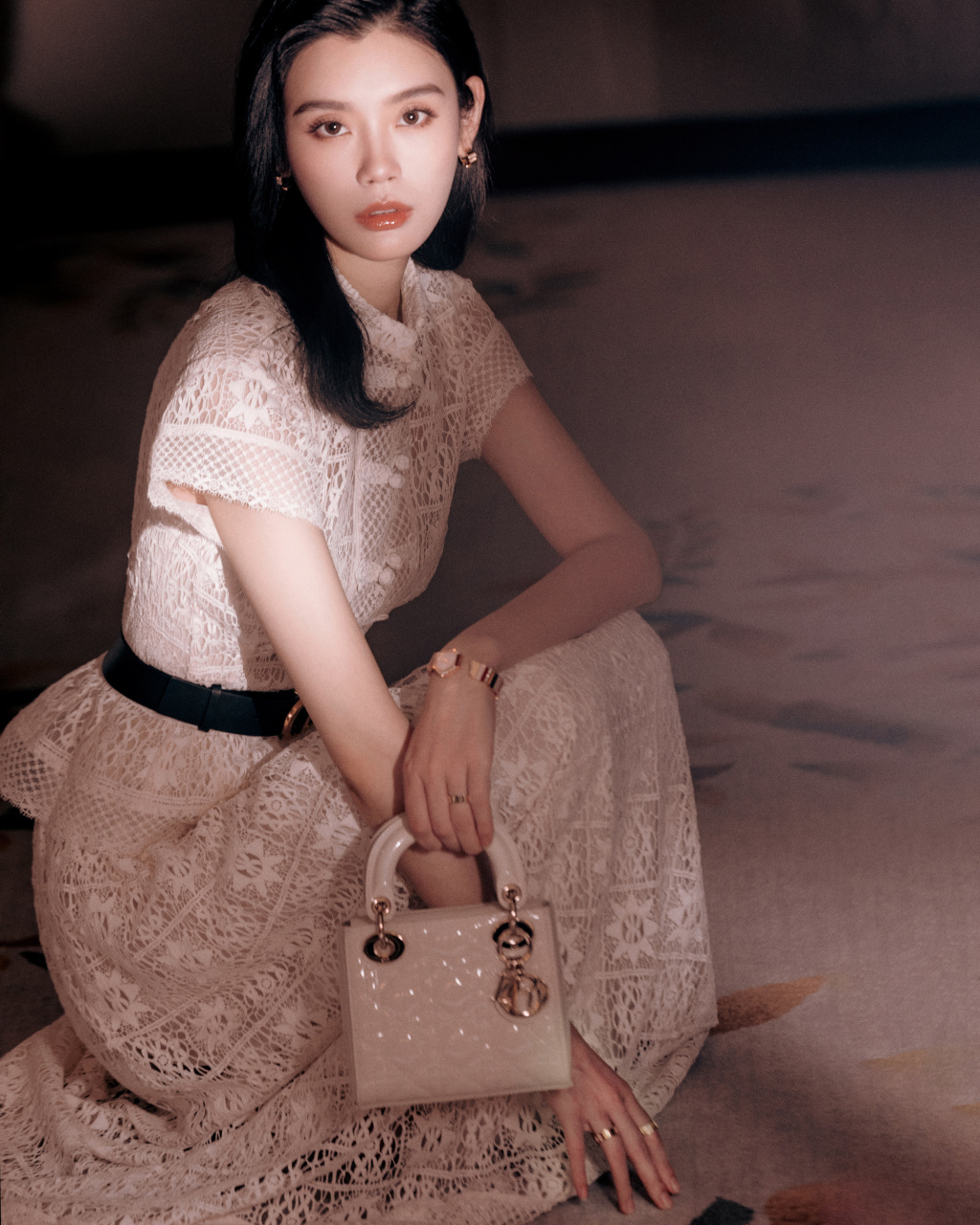 奚梦瑶的一组美照曝光,她肩披长发身穿白色蕾丝裙,尽显温柔大方,五官