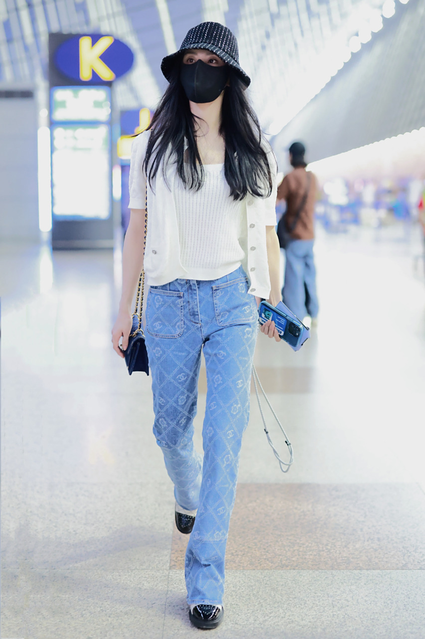 刘诗诗机场街拍,身穿白色开襟衫与蓝色牛仔裤,潇洒而优雅!