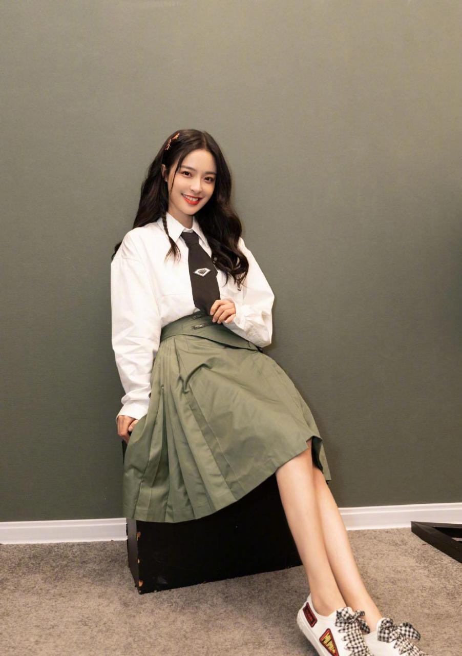 李莎旻子日常穿搭清丽可人 网友们觉得她颜值如何评论关注转发分享
