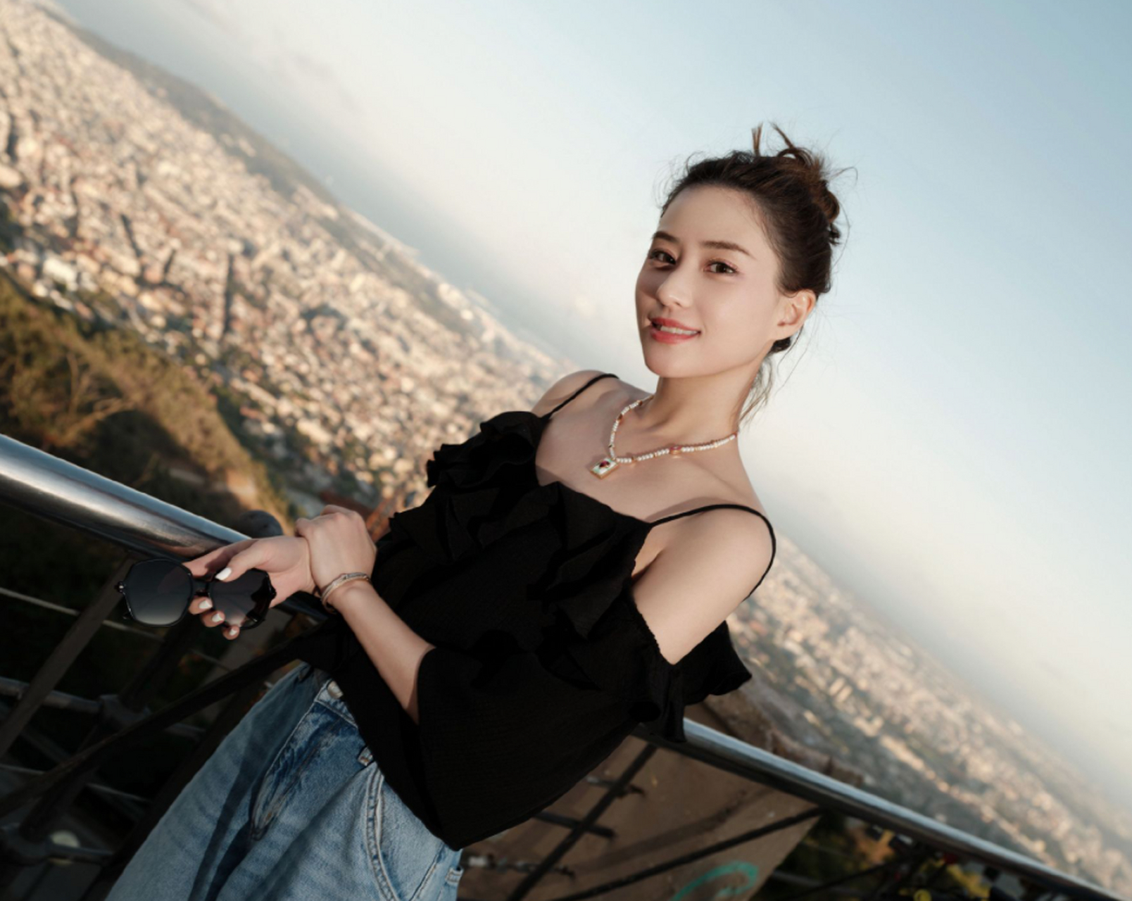 何超莲晒自拍照,身材苗条四肢纤细,怀孕传闻不攻自破
