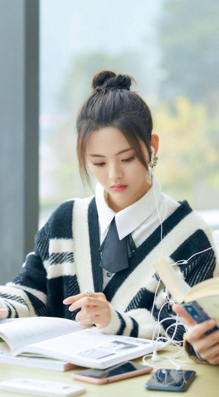 杨超越少女感无敌了,托腮卖萌甜美可爱