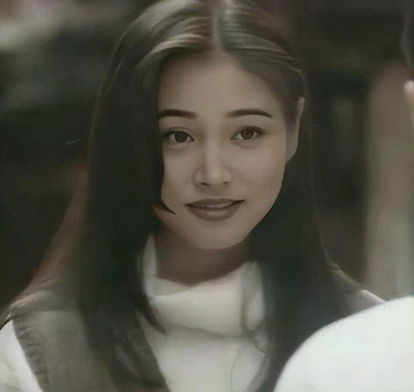 张延和周海媚长的好很像特别是嘴巴,我也喜欢看她演的电视剧,祝她永远