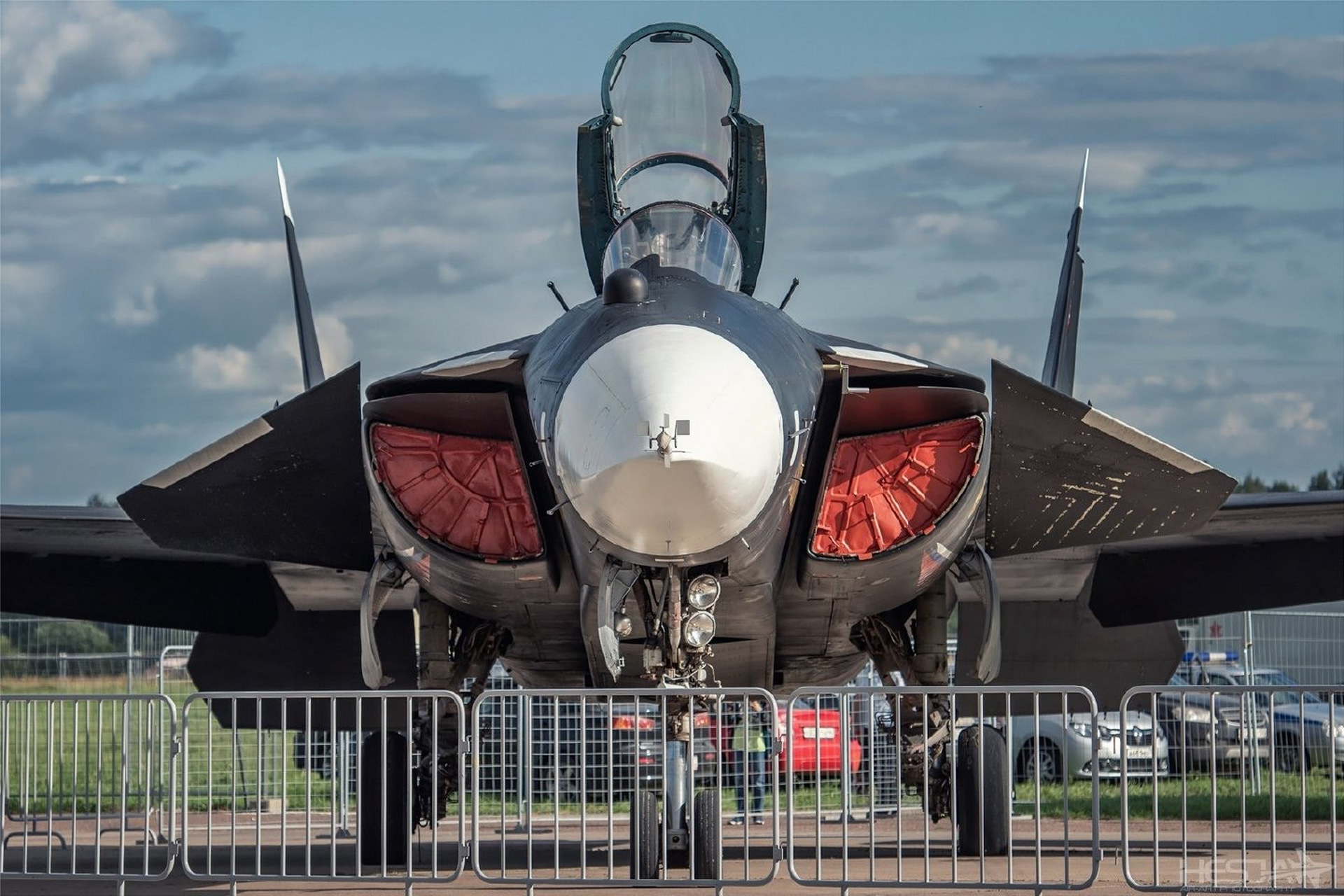 2000年前后发展了两种重型战斗机,一个是原苏霍伊设计局的苏-47战斗机