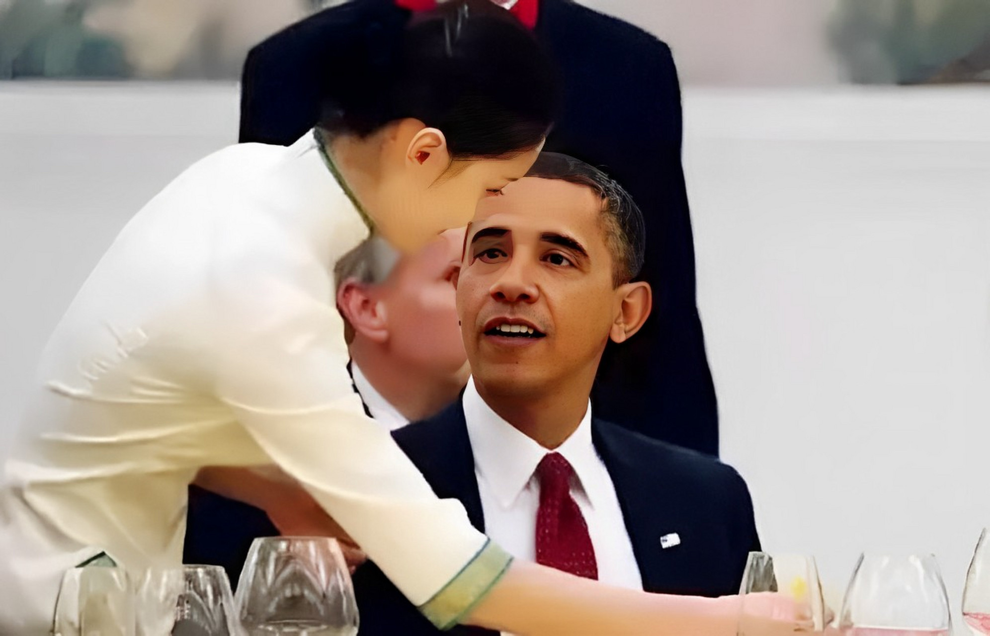 2009年中国国宴上,一位端庄的女服务员身着旗袍,吸引了美国总统的