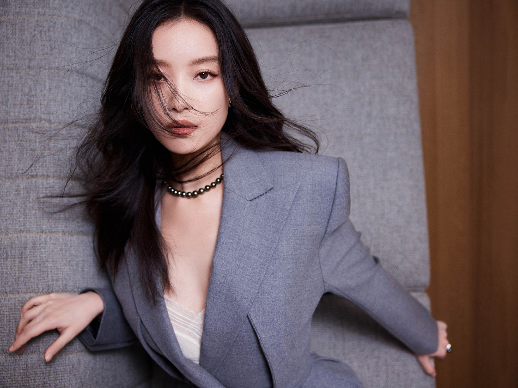 倪妮身穿灰色西服套装,时尚感爆表,展现出干练利落的魅力.