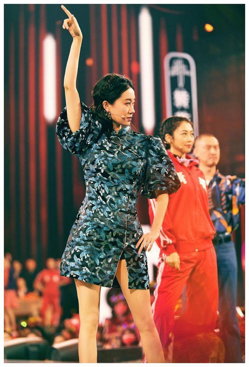 张小斐又登北京台春晚,穿旗袍复古又优雅,一双美腿又细又长又直