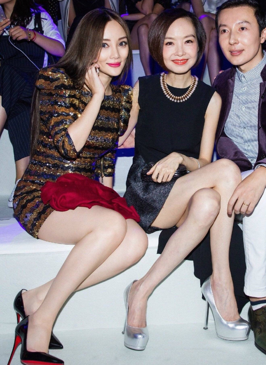 李小璐vs 鲁豫 高跟大比拼[鲜花]