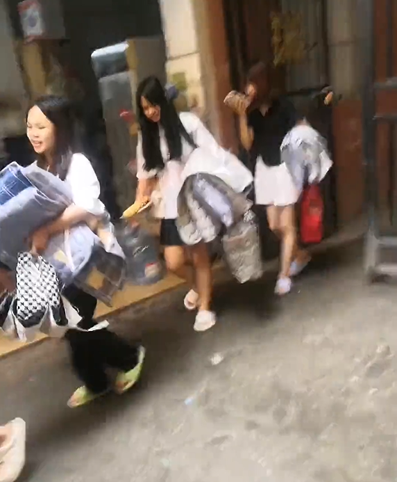 在广西南宁,几个女生因为交不上房租,直接被房东赶出来,而且要她们