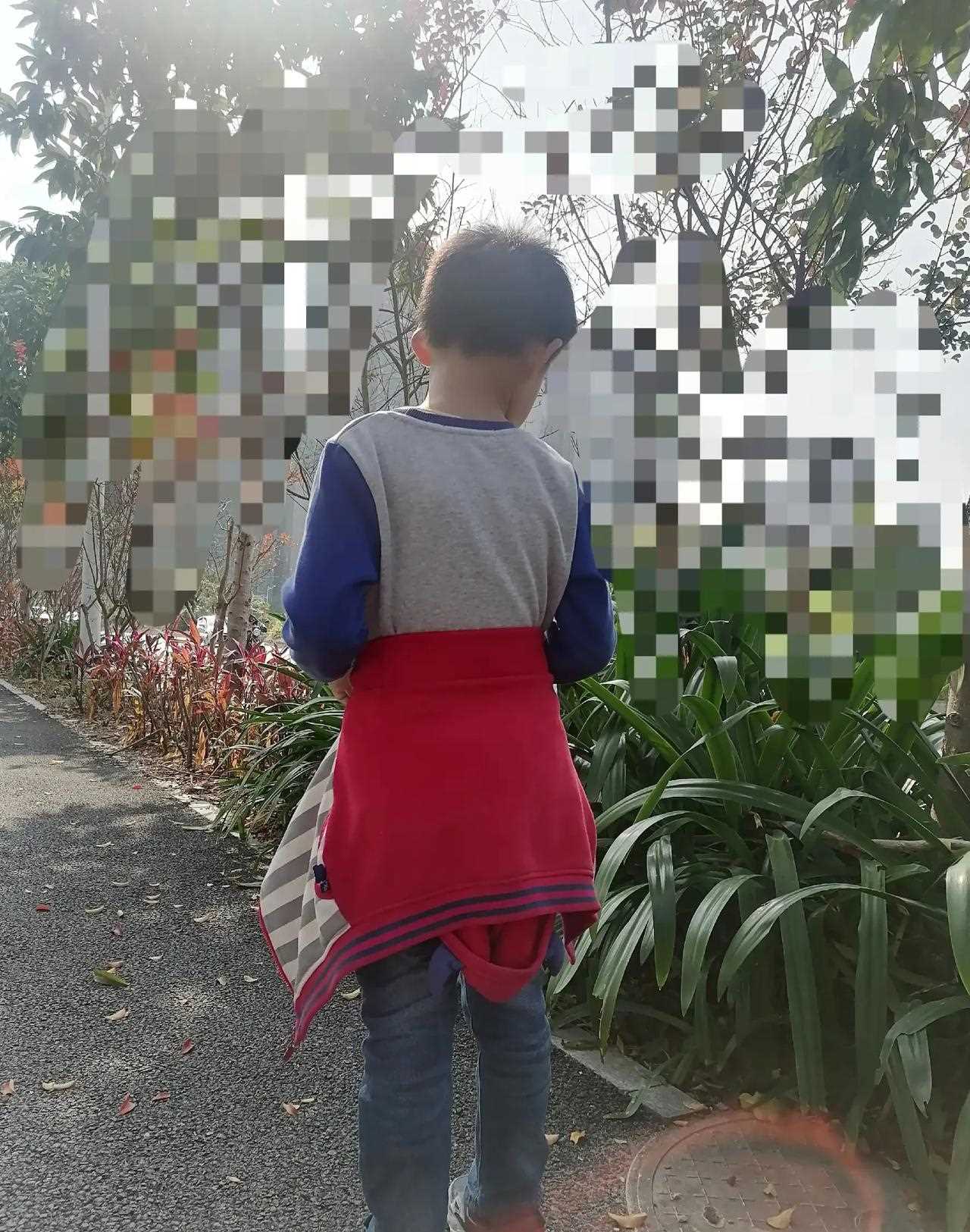 走出校门后把校服外套往腰上一绑就是像图片这样感觉非常帅