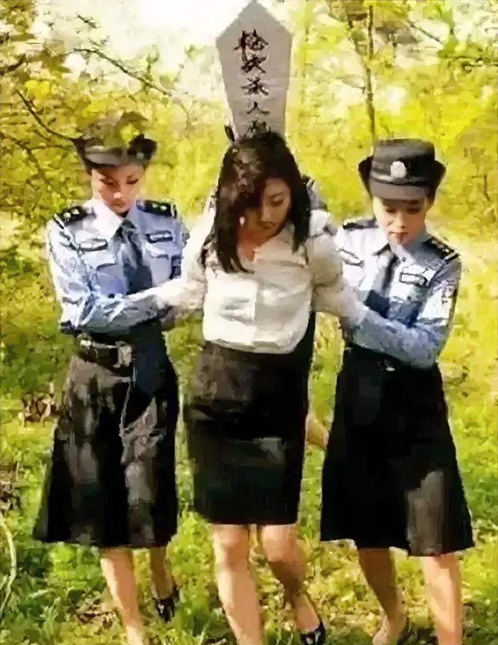 这张照片拍摄于2006年,中国西部某城市的女死刑犯被押赴刑场执行死刑