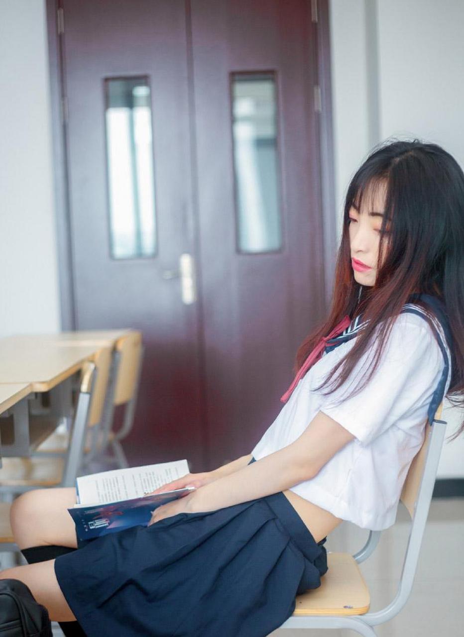 教室长发大学女生水手制服摄影写真