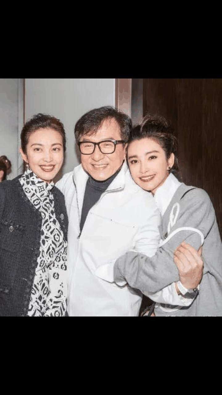 gif创作人# 成龙大哥跟赌王千金何超琼同框时,规规矩矩,没有又搂颖Ё