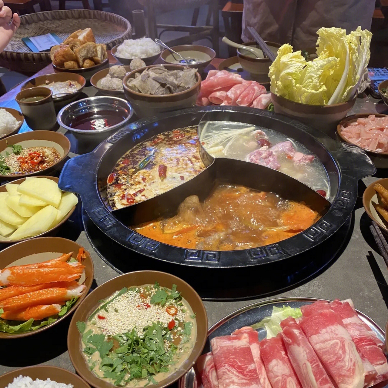 图一,广西朋友请吃火锅 图二,四川朋友请吃火锅 图三,广东朋友请吃