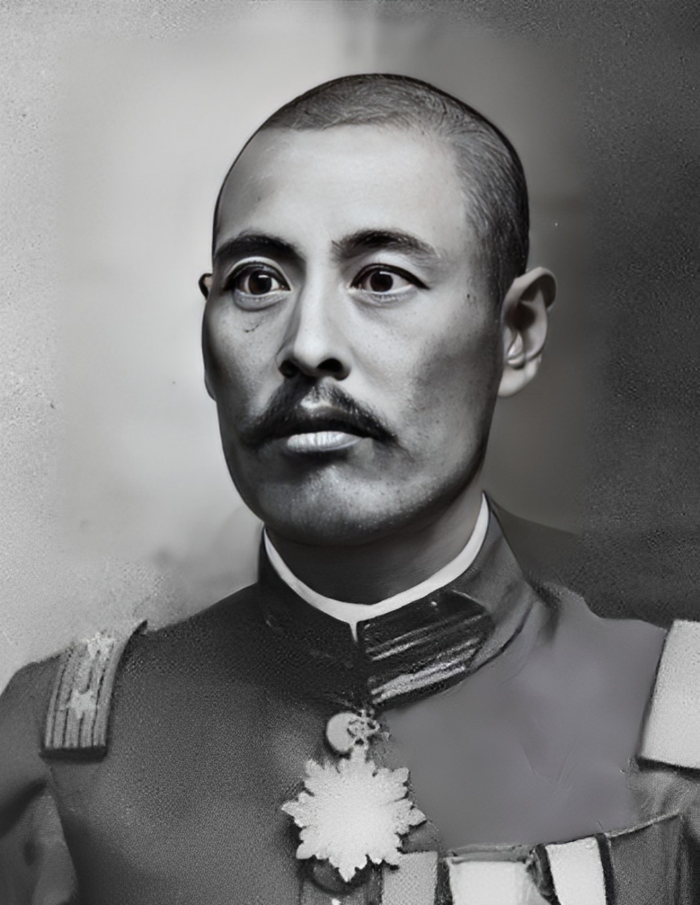 牙齿受伤后,吴佩孚的牙病经过各种治疗都没有好转.