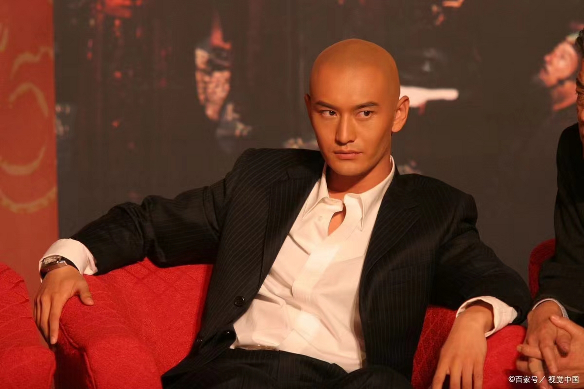 黄晓明年轻的时候也是大帅哥一枚,就算剃光头还是那么帅,现在的男明星