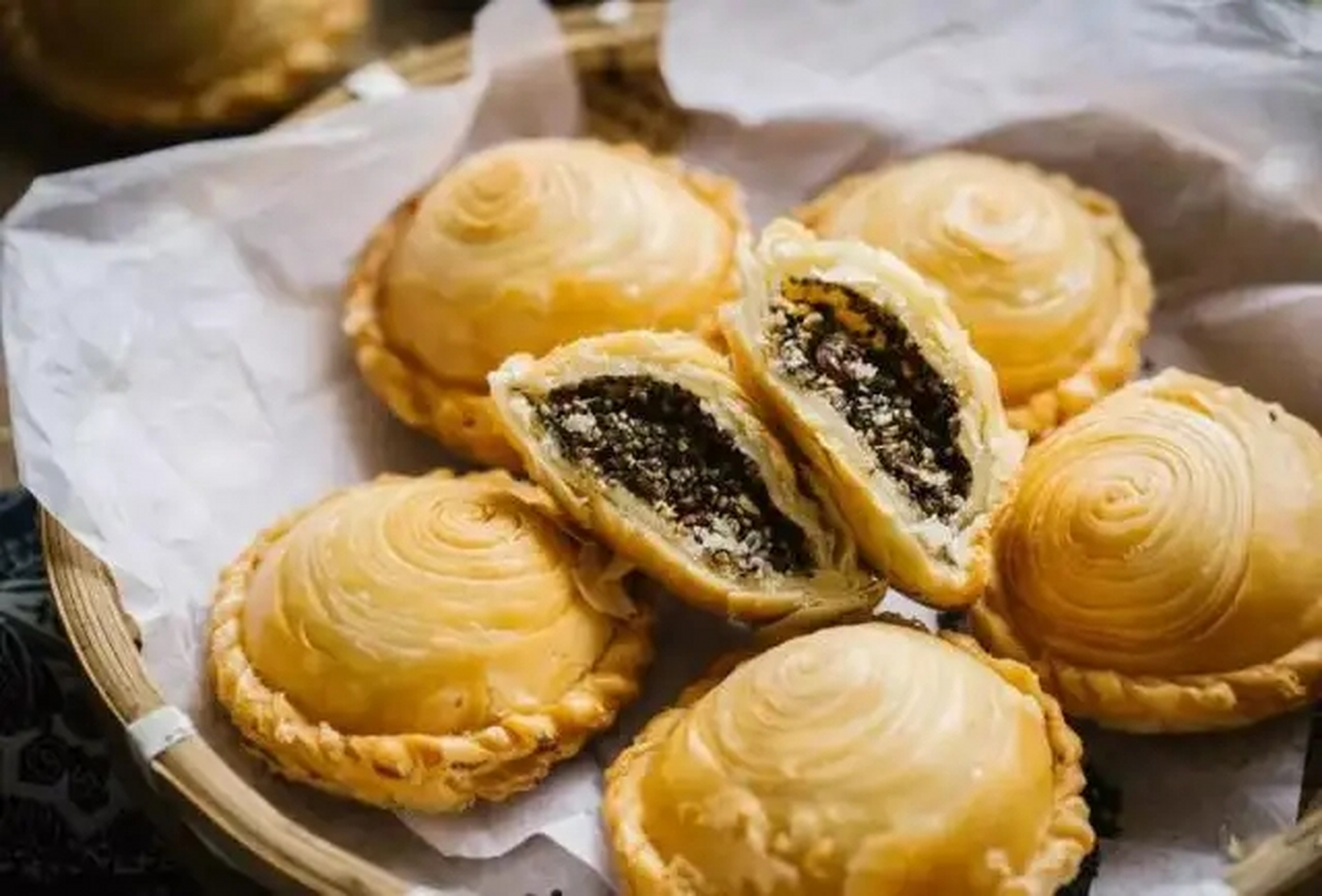 宿迁洋河镇有两样出名的土产,洋河大曲和车轮饼.