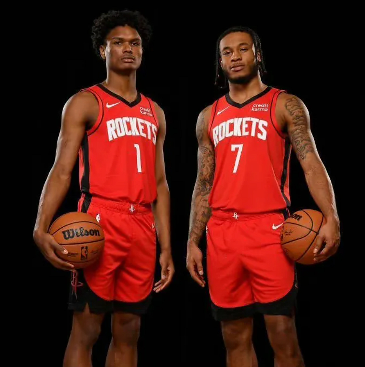 看了下惠特摩尔和阿门汤普森的定妆照,阿门的静态天赋肉眼可见,臂展比