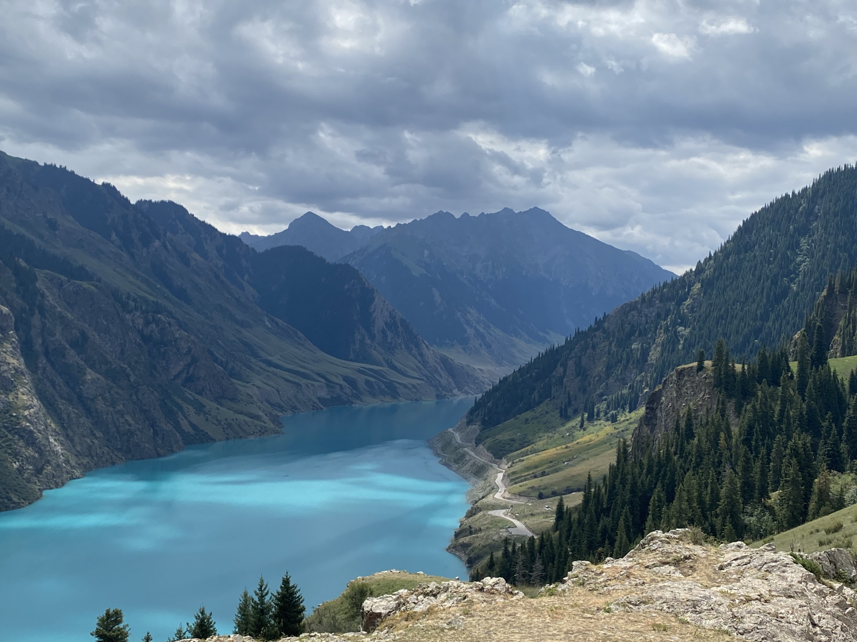 昭苏玉湖,手机拍的原图没有p过,湖水就像一块大翡翠一样,你们就说这假