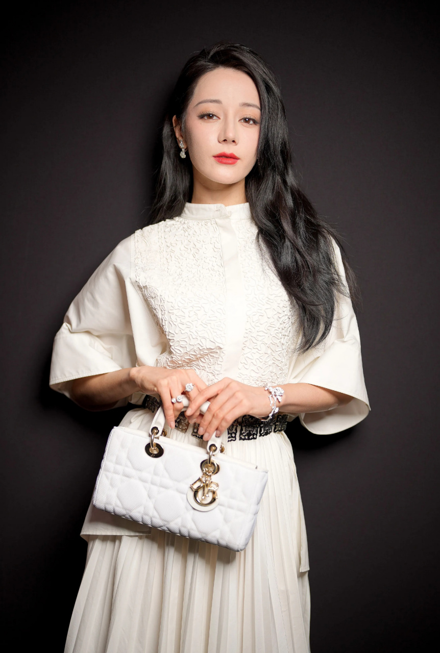 #迪丽热巴巴黎时装周# #迪丽热巴#  大美女 迪丽热巴亮相巴黎时装周! 