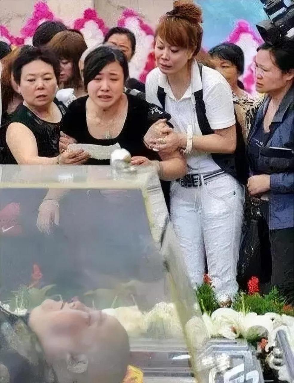 这是2008年,川渝笑星刘德一去世后的一张遗容照.