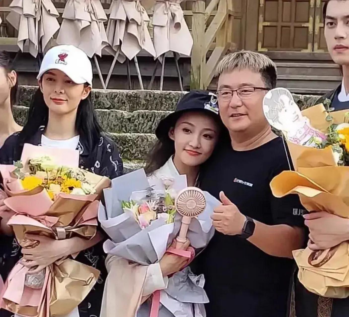 gif创作人# 某剧组杀青后,女主角吴佳怡和导演依依不舍这份同事感情!