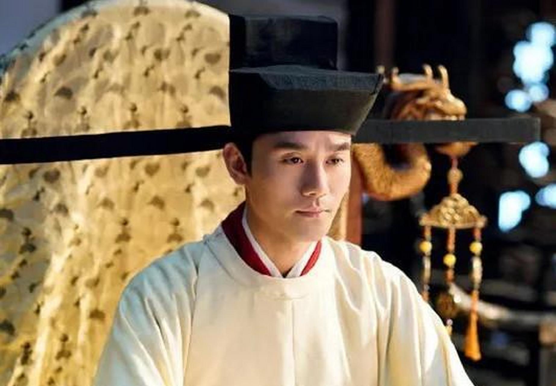 后宫发生叛乱,宋仁宗赵祯正要出门逃命,曹皇后却关闭殿门,拦住皇帝,冷