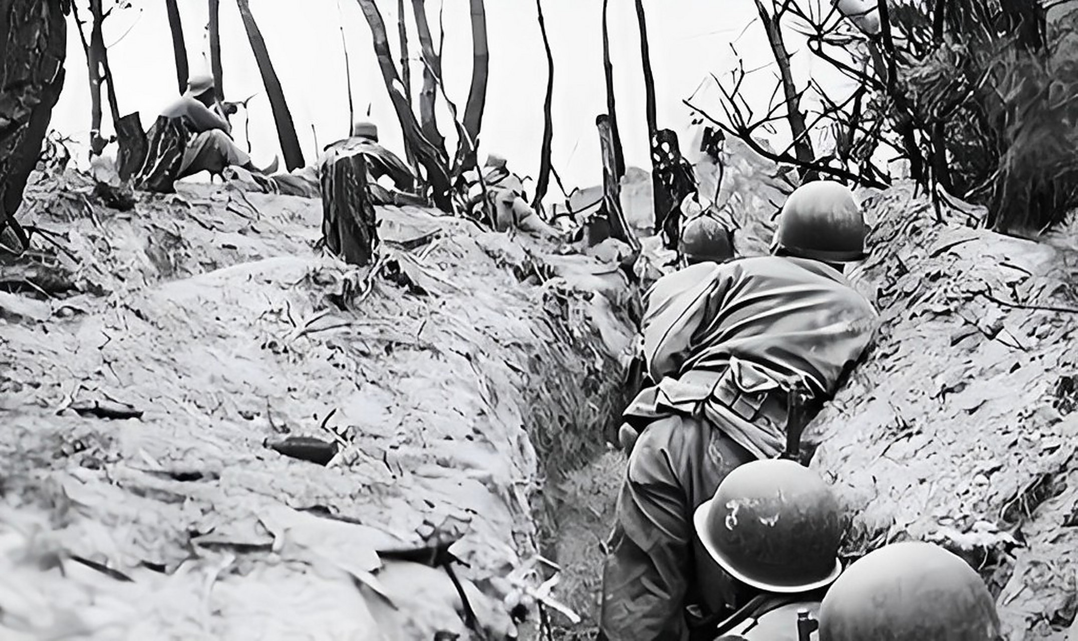 1953年,在一次战斗中,潘正光为掩护战友撤退负伤,十几个美国士兵围了