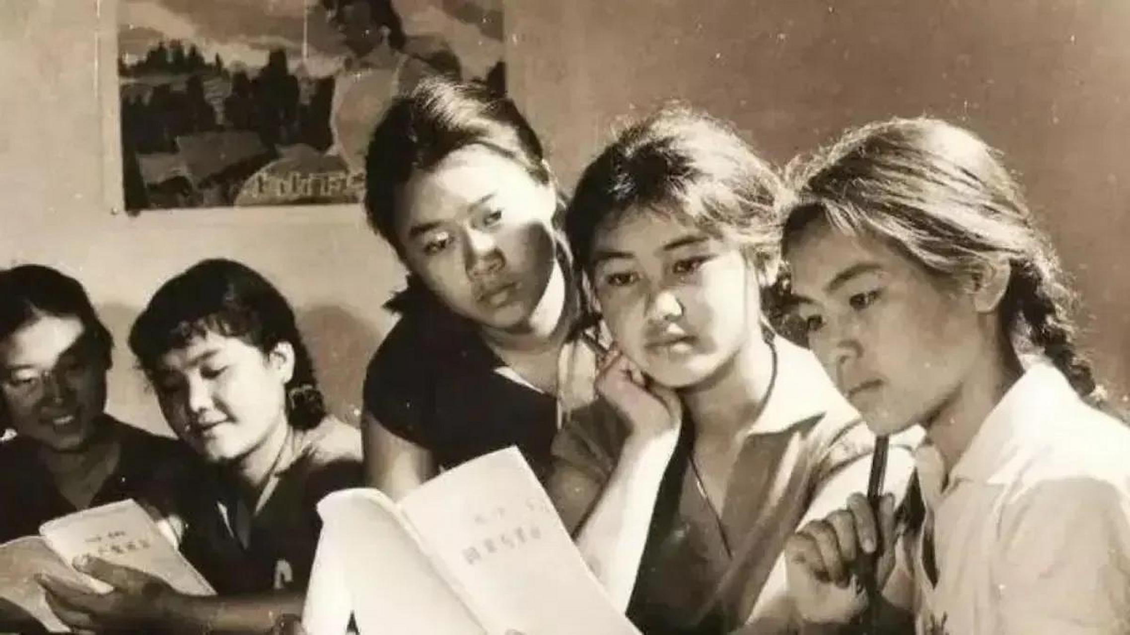 上个世纪70年代,五个中学生围绕着课桌,认真地看着书本,专注地学习着.