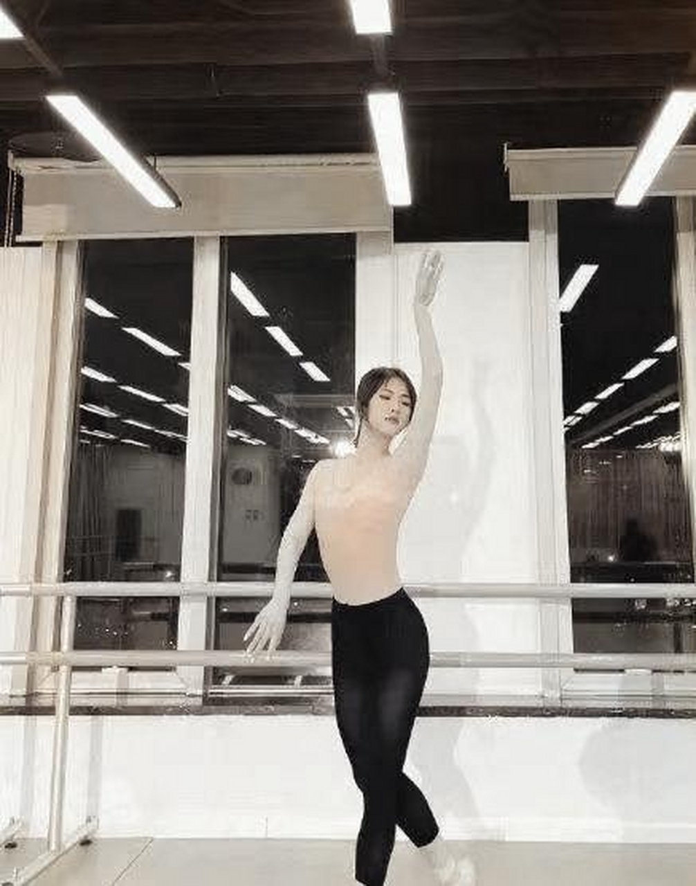 罕见的任正非全家福:2022年,任先生和他的妻子姚玲,48岁,女儿孟晚舟