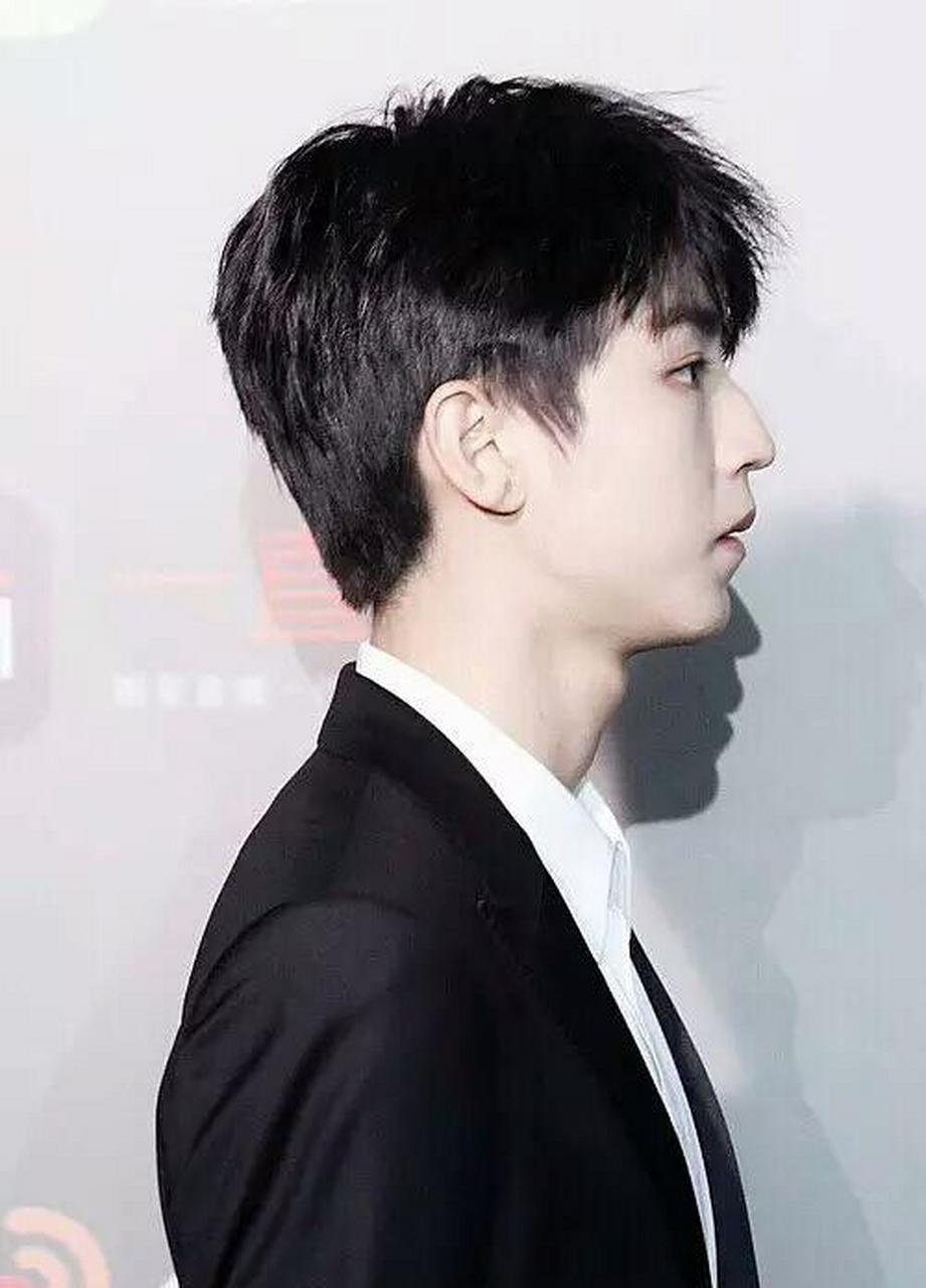 gif创作人# 王俊凯侧颜大赏,五官端正,气质优越,只能说绝了!