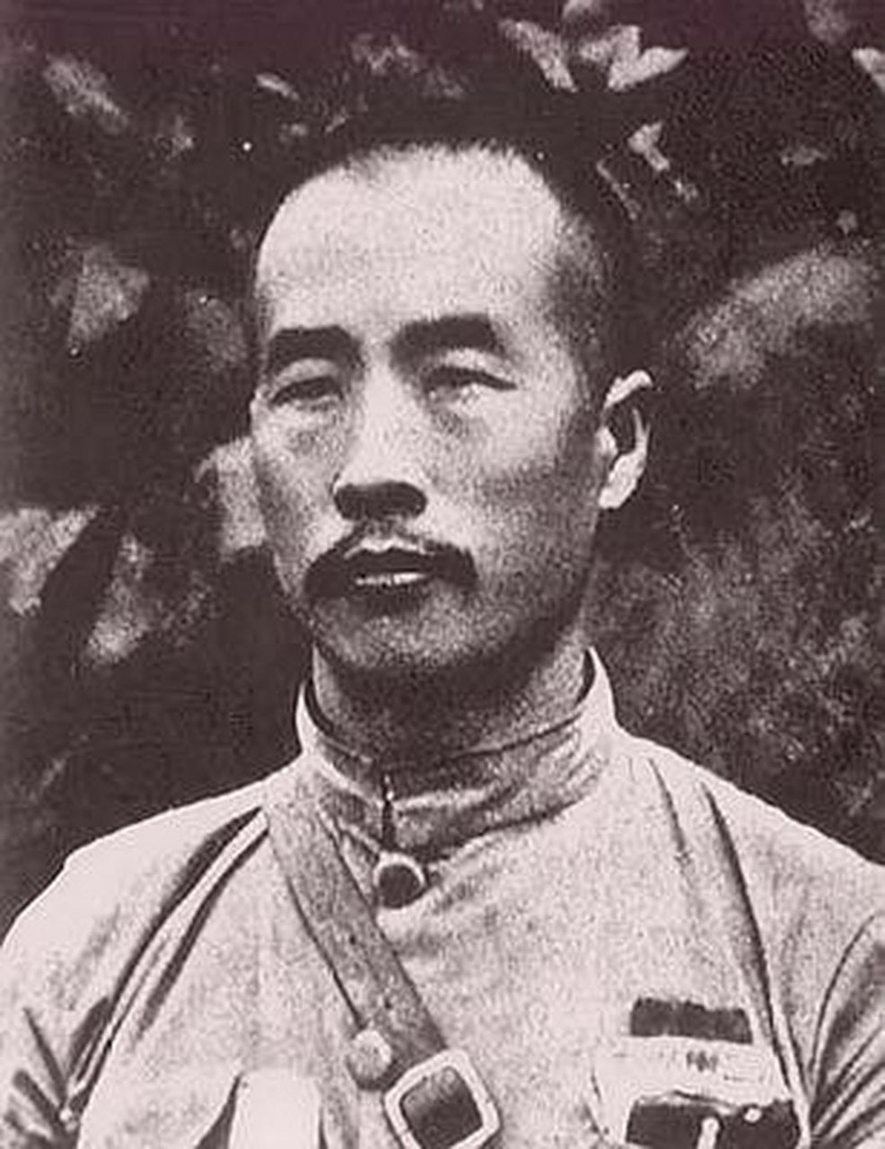 1904年,少年任性顽劣的韩复榘迎娶了长他两岁的高艺珍,从此韩复榘的