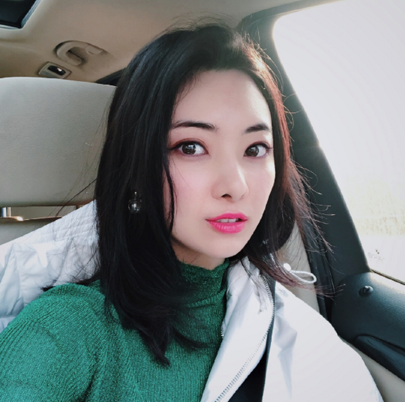 疑似赵英俊未婚妻发文:今天走在这条路上,无论前进还是后退,都是没有