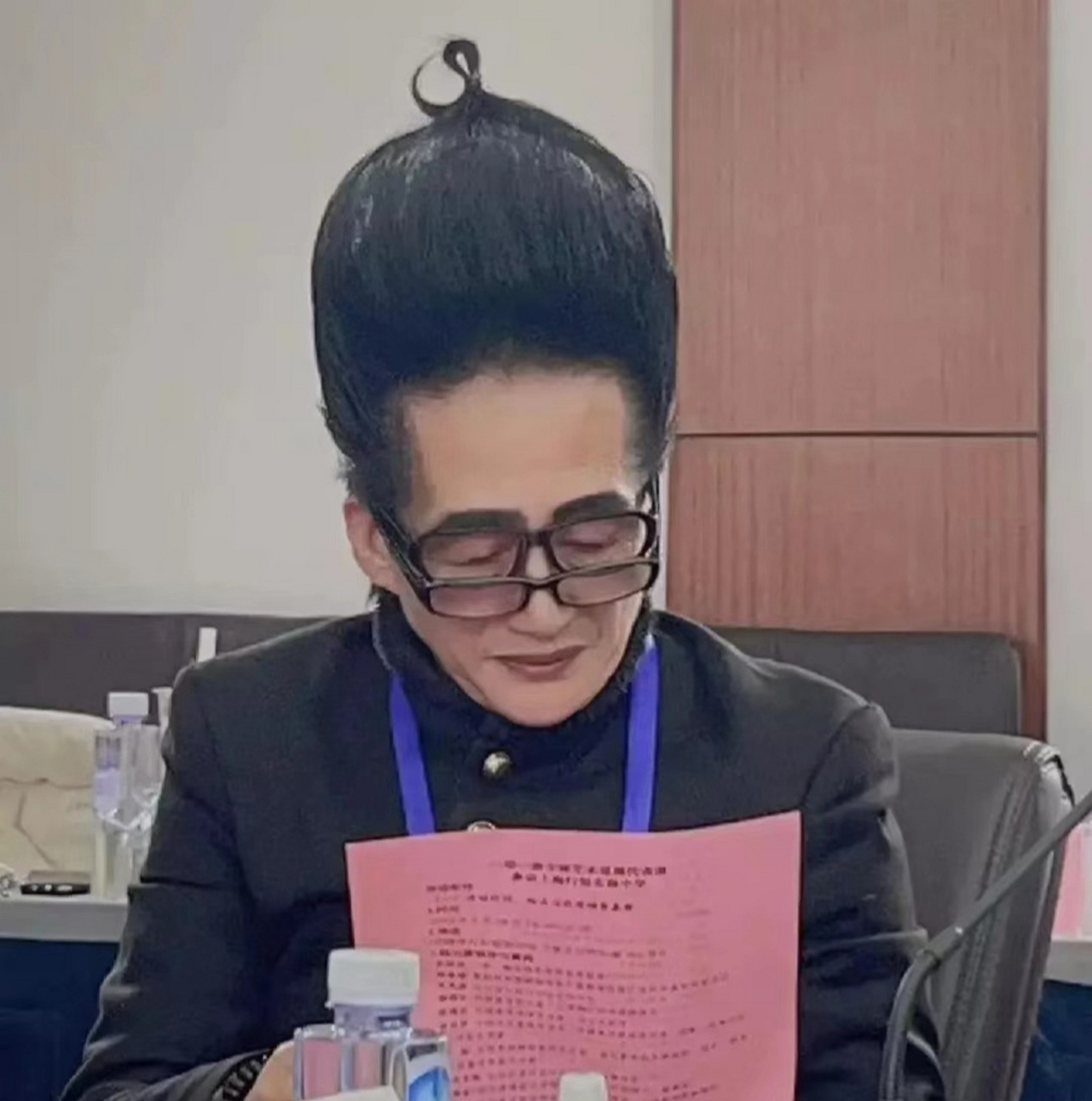 马云的表哥陈鸿达,这发型有点太艺术[得意]