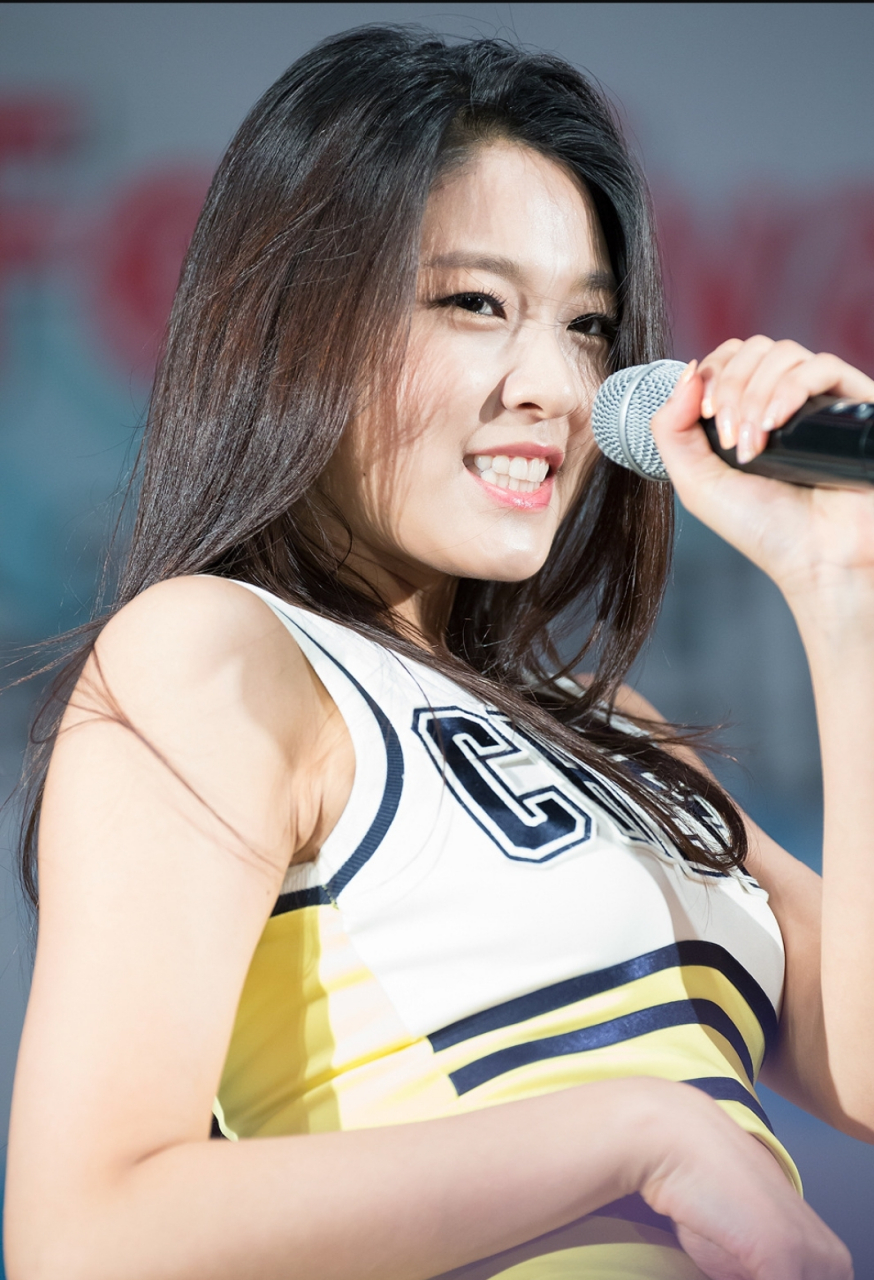 aoa金雪炫,曾经现场黄短裙演出照,太漂亮了!