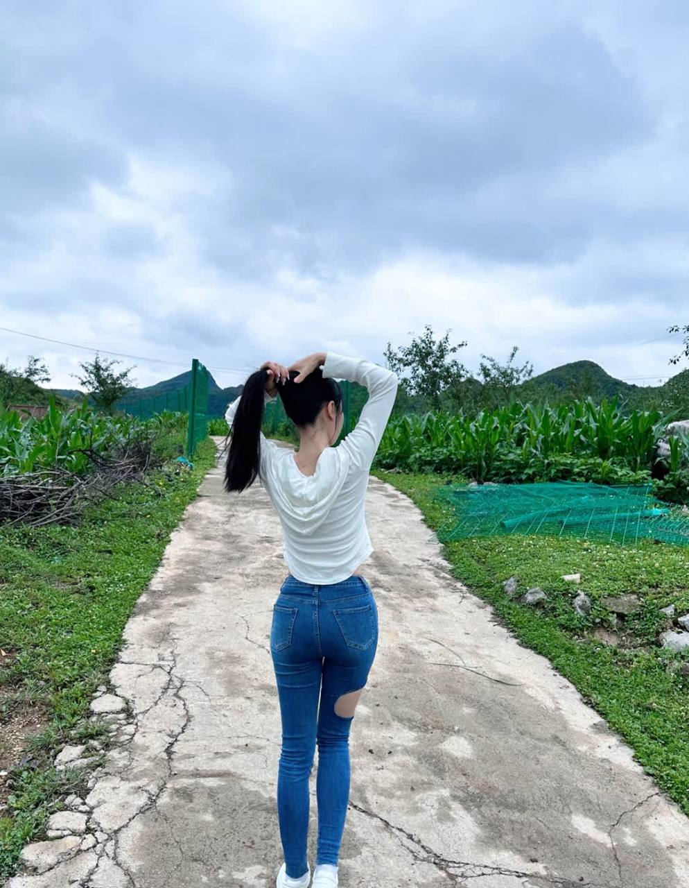 她有一头飘逸的长发,身材曼妙.