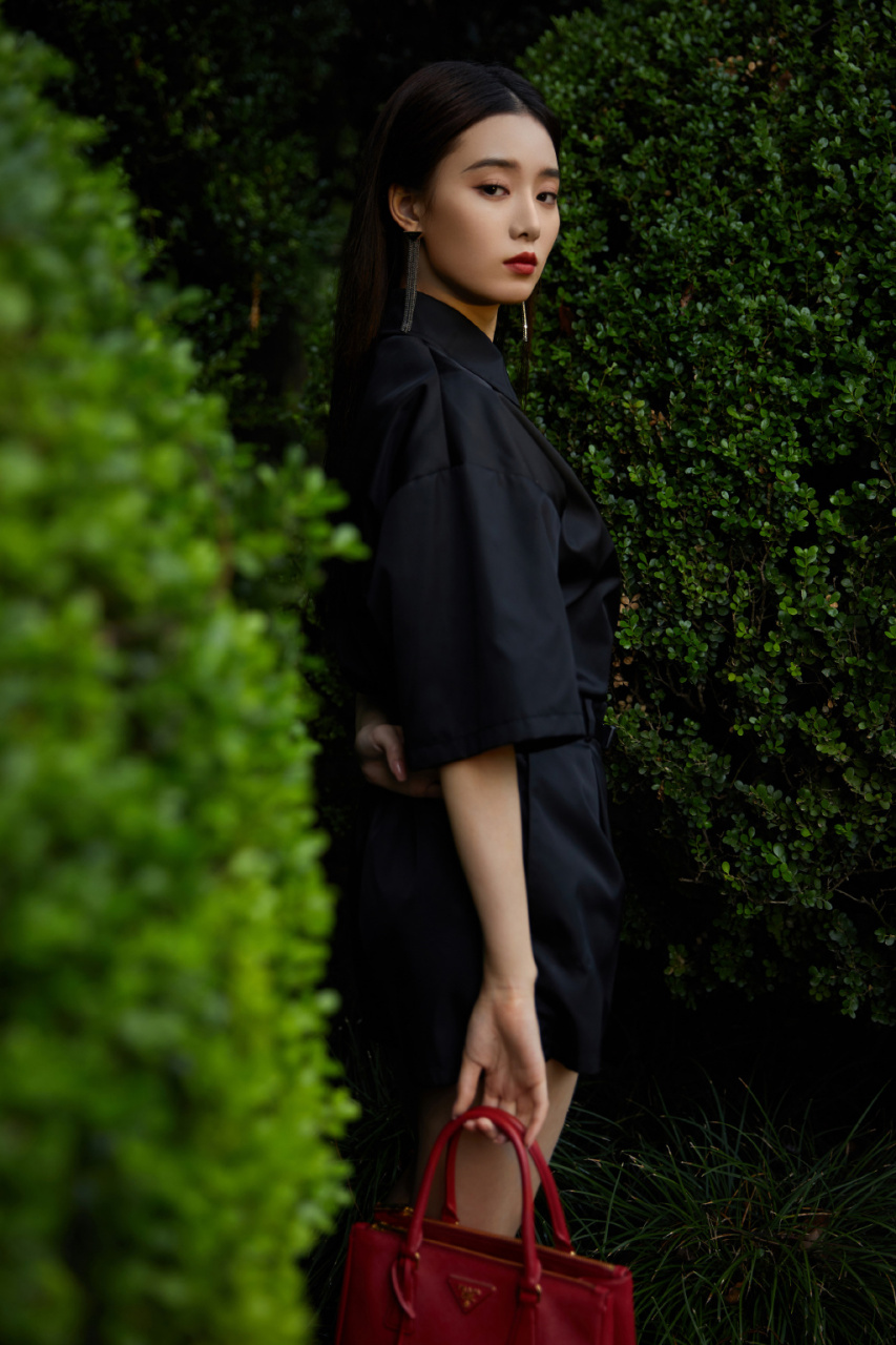 徐艺洋全黑look短裤,户外公园青草地写真美照#徐艺洋