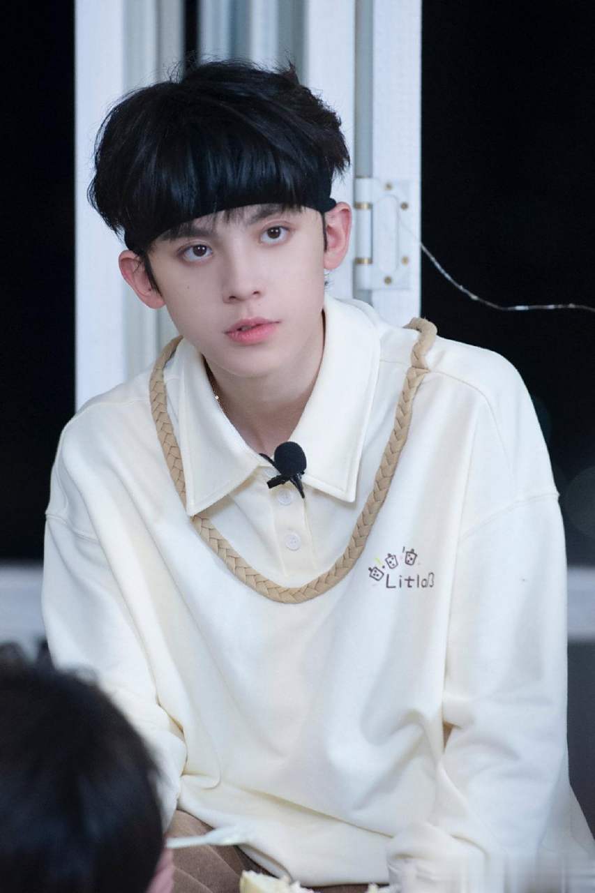 tf家族左航最新营业照一览,你们喜欢小航的舞台吗?