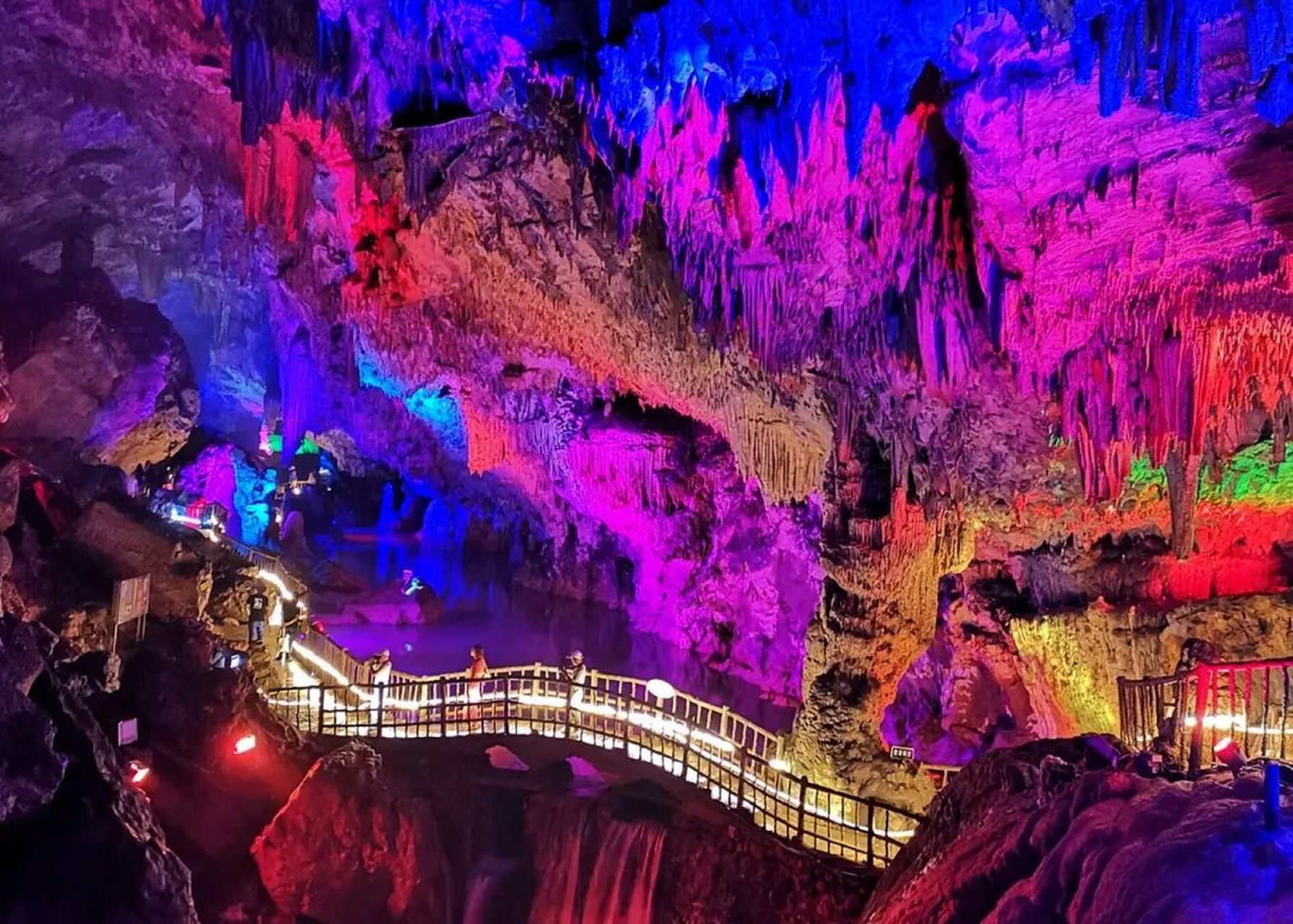 龙门阁景区:位于广元朝天区城北4公里的地方,是国家aaaa级旅游景区.