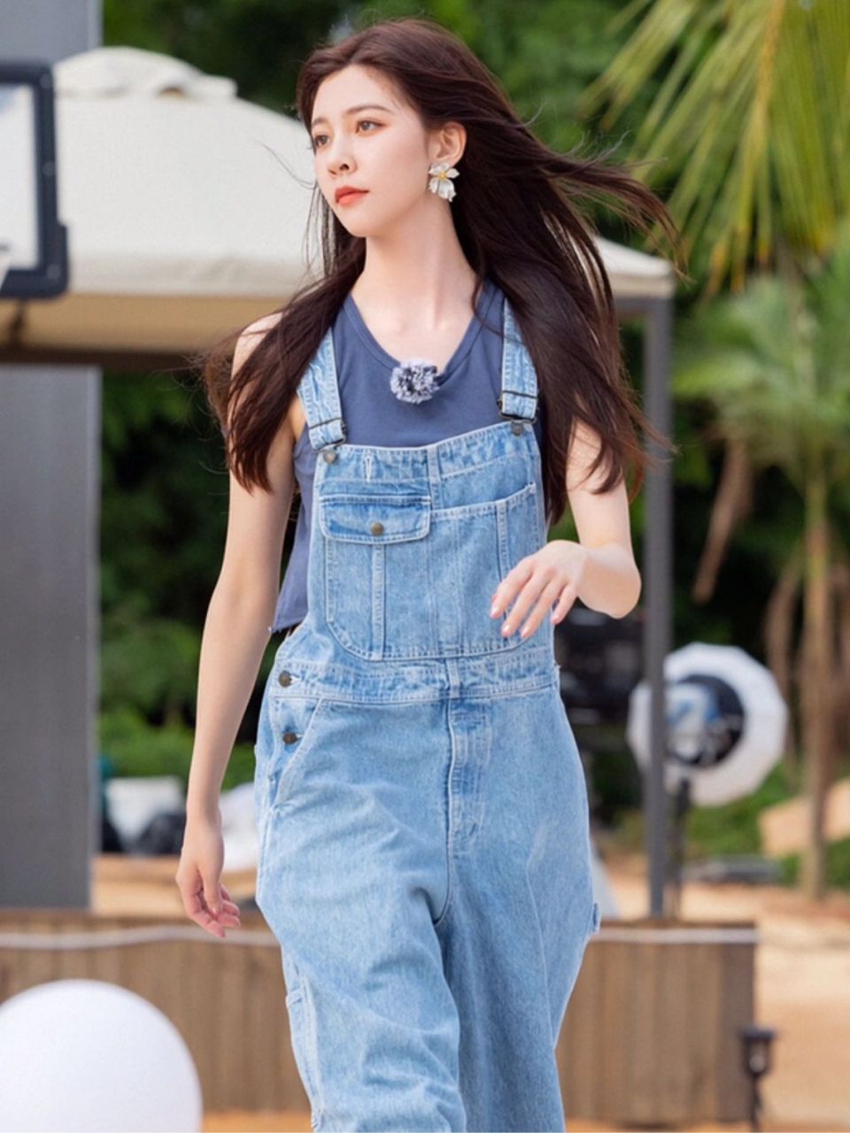 宋妍霏穿搭 属于这个夏天的海边色彩辣妹 宋妍霏综艺《五十公里桃花坞